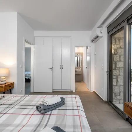 Kokinogremos Βίλα *