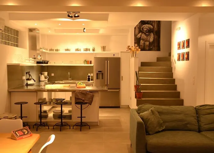 Kokinogremos فيلة Kalithies